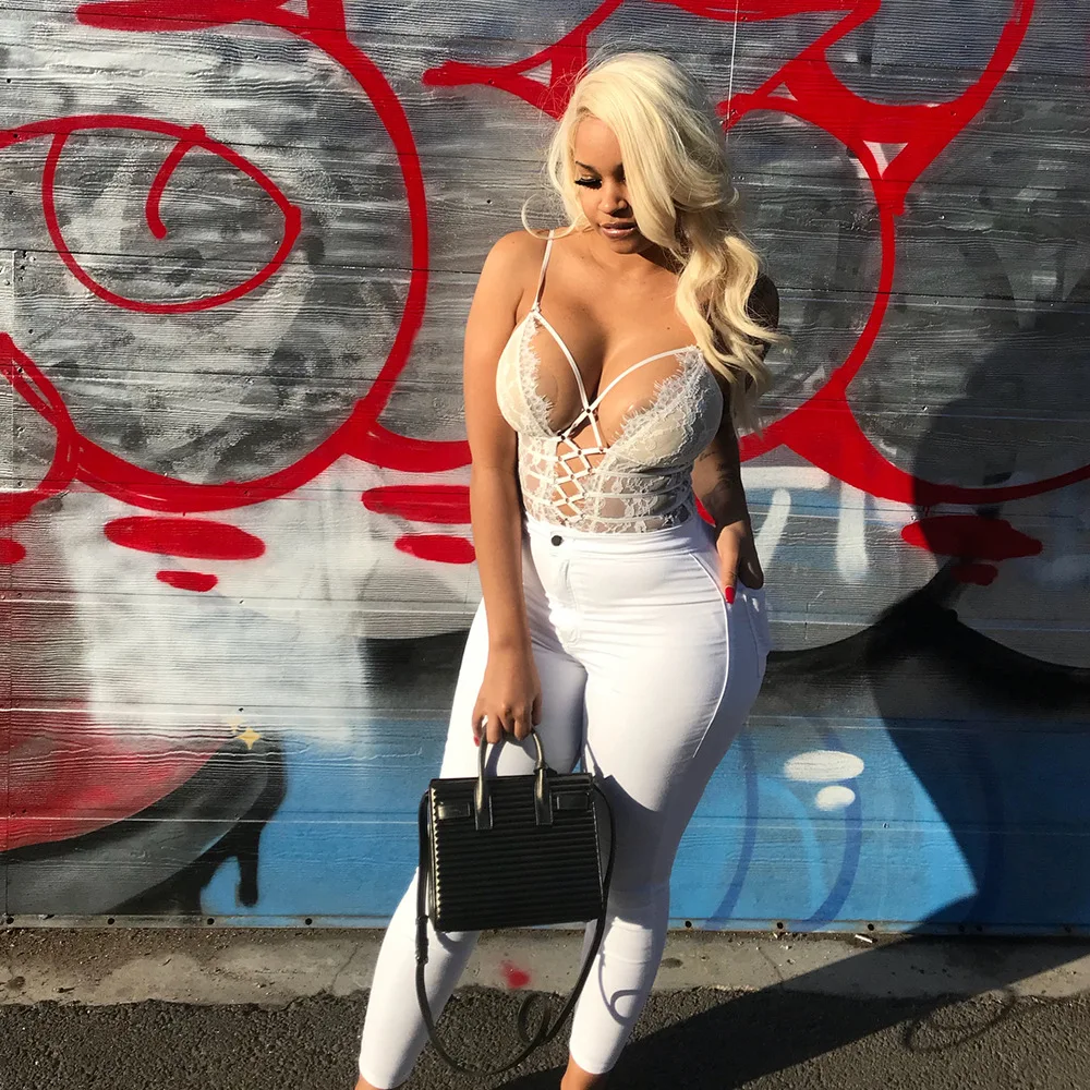 Женский кружевной комбинезон с v-образным вырезом без рукавов черный бретельками