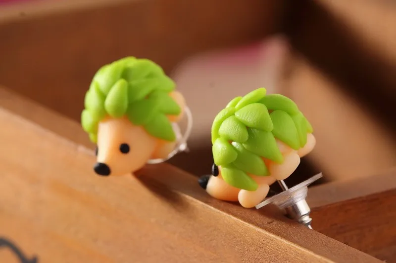 Красочные серьги гвоздики ручной работы из полимерной глины с милым ежиком для