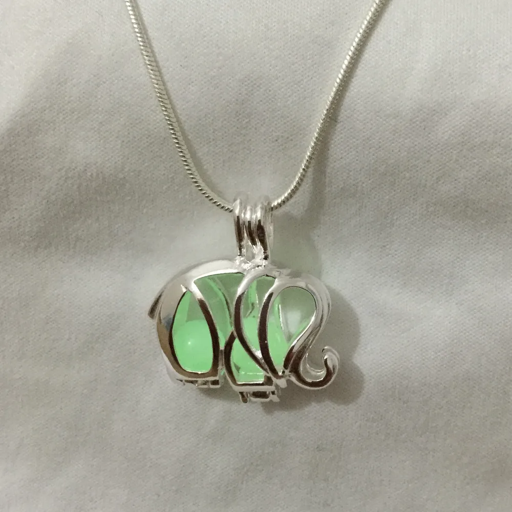 Женское ожерелье с подвеской в виде серебряного слона со светящейся зеленой