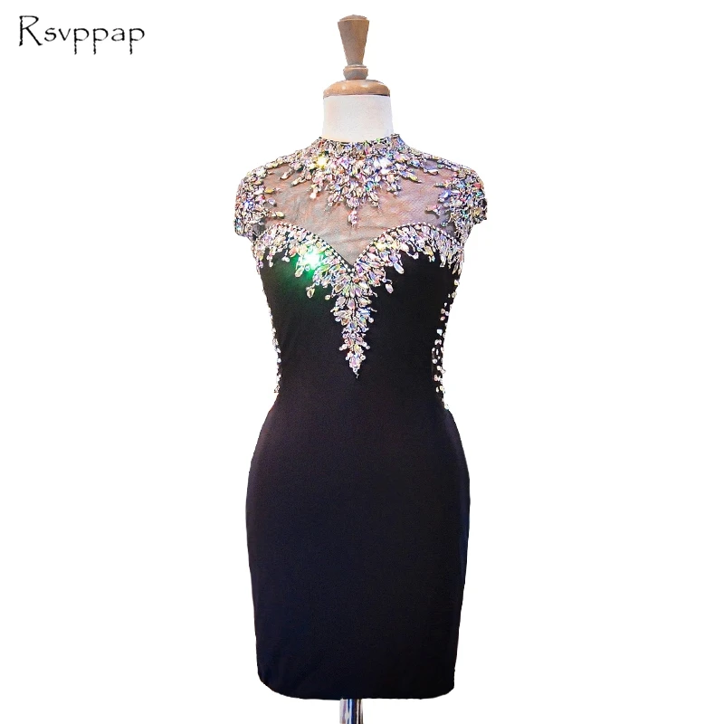 Блестящее прямое платье с рукавом крылышком и высокой горловиной черное