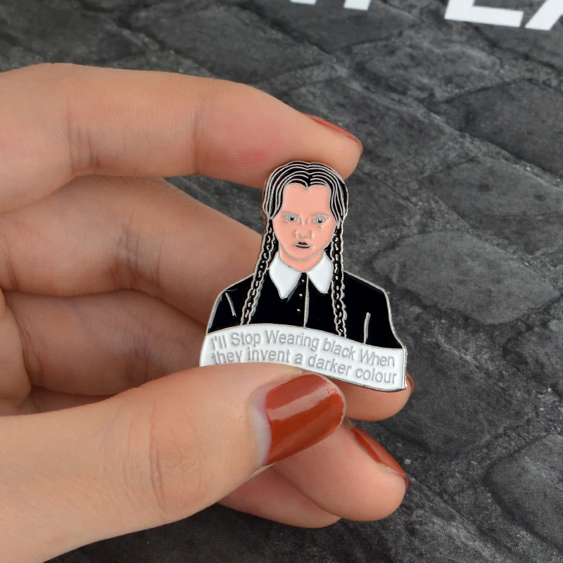 В среду Addams эмаль брошь если вы качаетесь против темной одежды и темных эмоций не