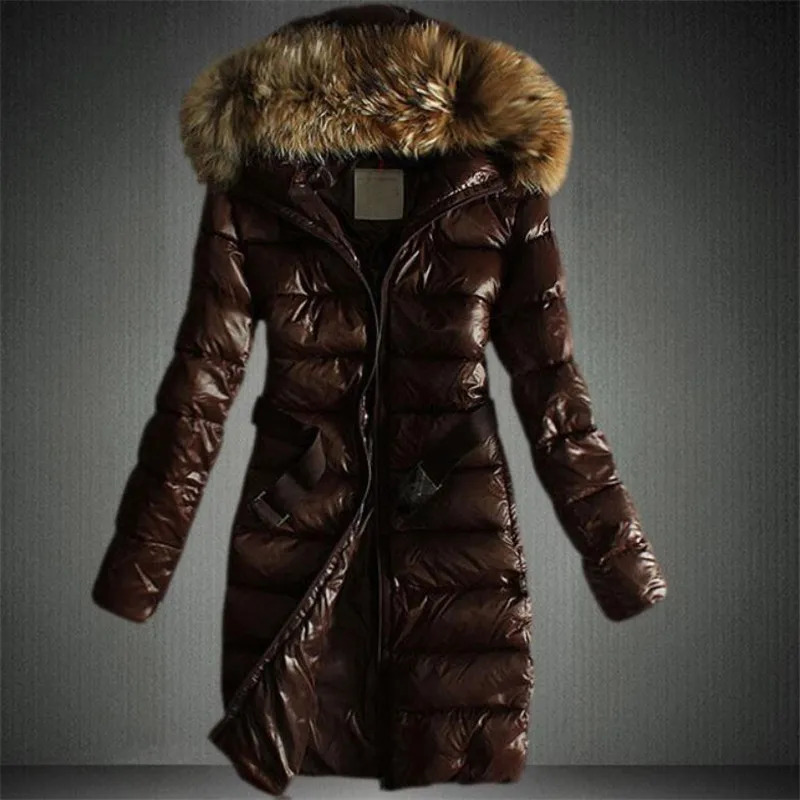 Женская зимняя куртка с капюшоном и меховым воротником