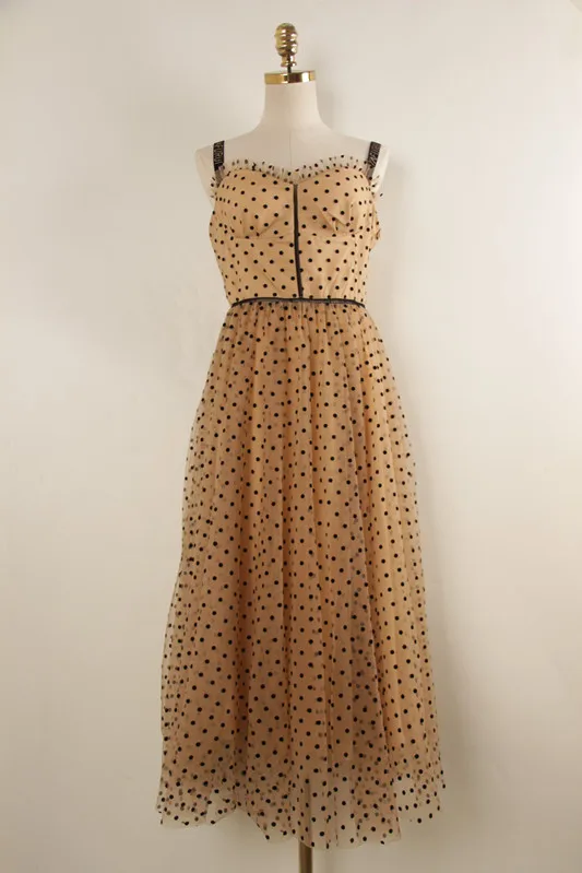 Женское платье на бретельках длинное вечернее средней длины с блестками и