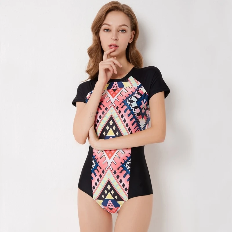 Женский купальный костюм с геометрическим принтом коротким рукавом
