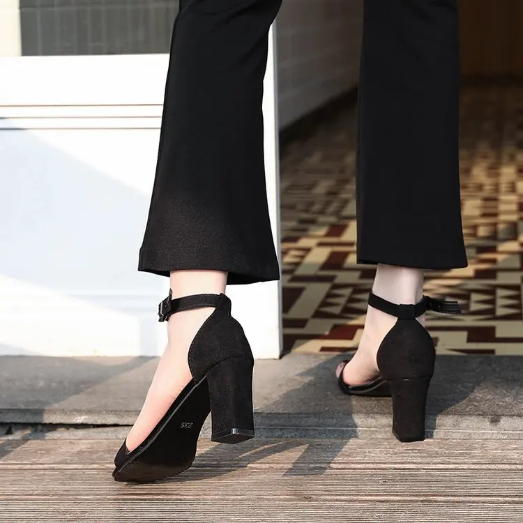 Женские босоножки на не сужающемся книзу высоком массивном каблуке с открытым