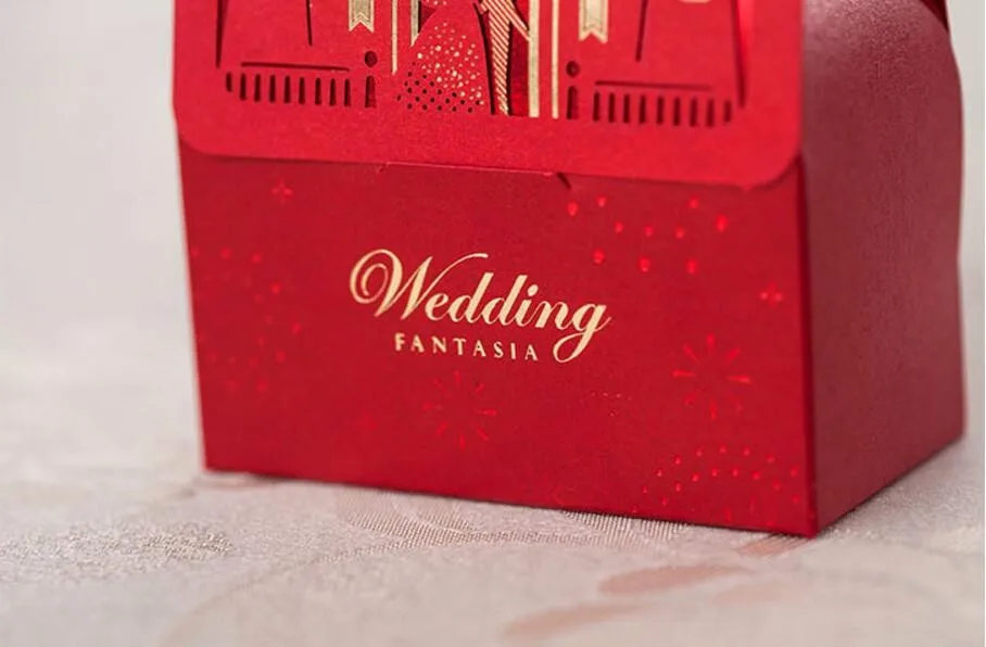 Подарочная коробка для конфет с бронзовым принтом в виде красного замка