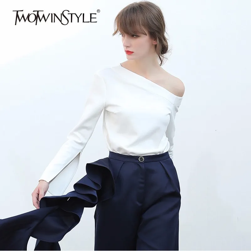 TWOTWINSTYLE Асимметричная футболка для женщин с открытыми плечами расклешенный рукав базовый пуловер Топы женские весенние модные большие размеры Одежда