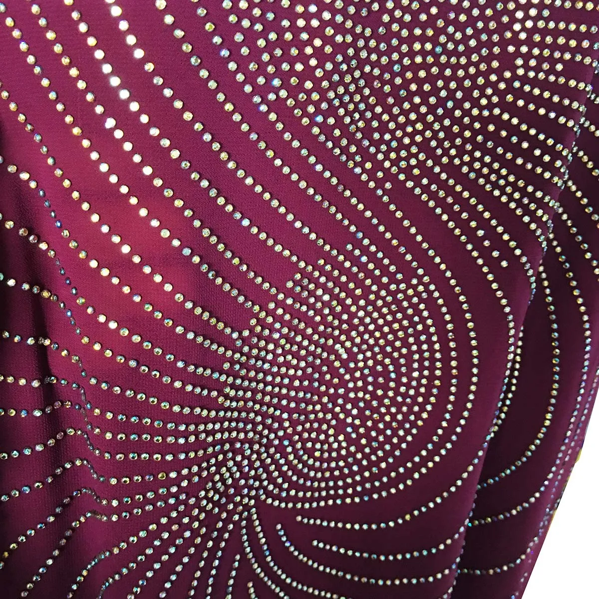 В африканском стиле на высоком каблуке шифоновое платье с воротником стойкой и