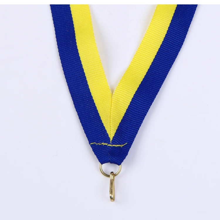 Разноцветные ленты с медалью завязанные высококачественными гимнастическими