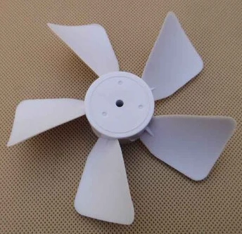 Gale leaves / white propeller / fan 
