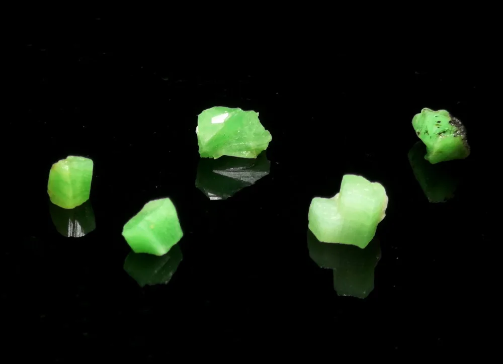 Free shipping A total of 5 Natural emerald mineral crystal specimen quartz green teaching specimens stone Send box ! | Дом и сад