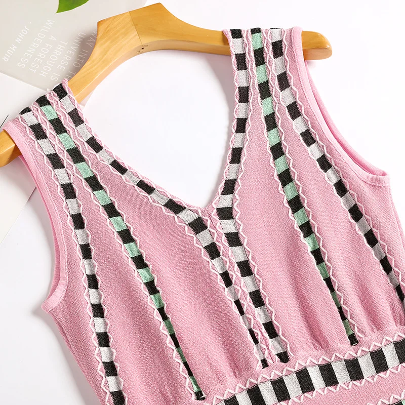 Женское трикотажное платье без рукавов с v-образным вырезом и геометрическим