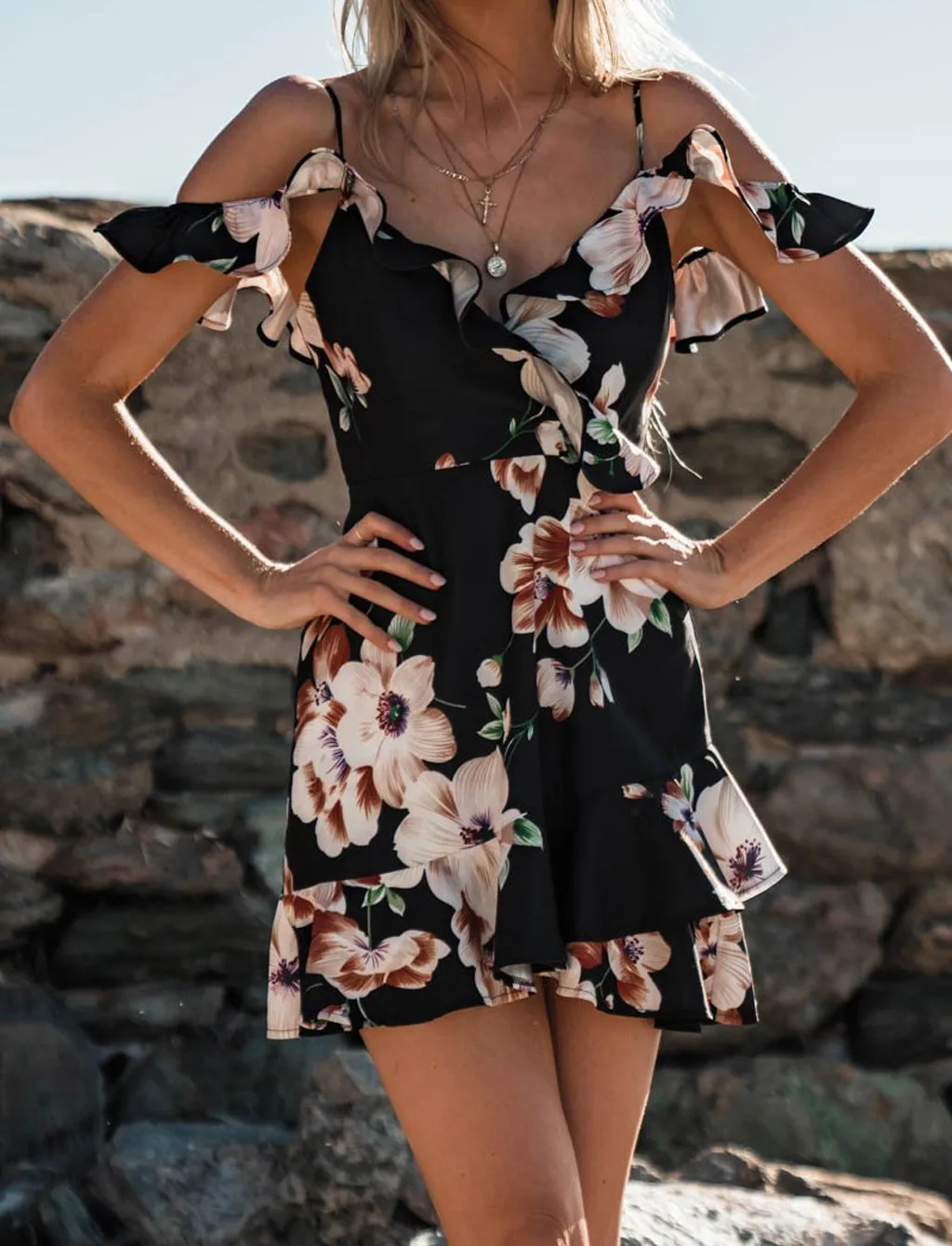 Женское мини платье с каскадными оборками открытыми плечами v образным вырезом и