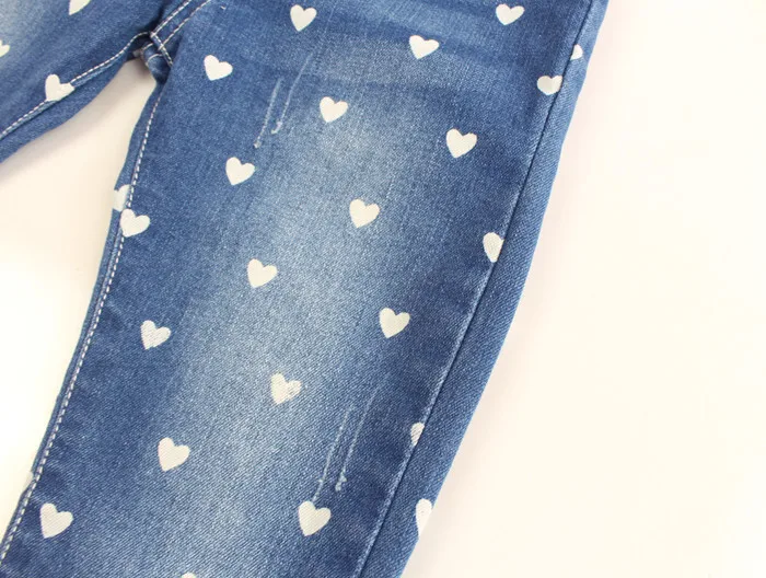 Весенне-осенние хлопковые джинсы с принтом сердца для маленьких девочек детские