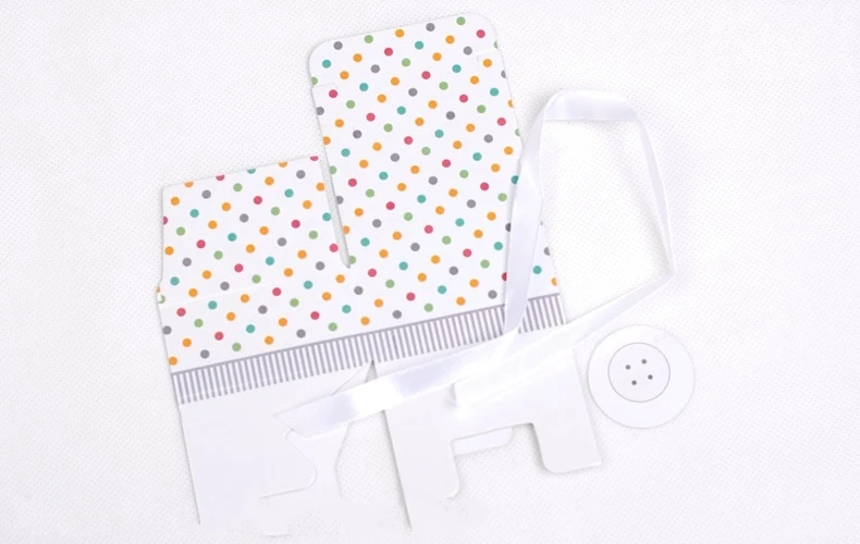 Симпатичная кнопка в коробке для конфет с лентой душа дня рождения вечеринки