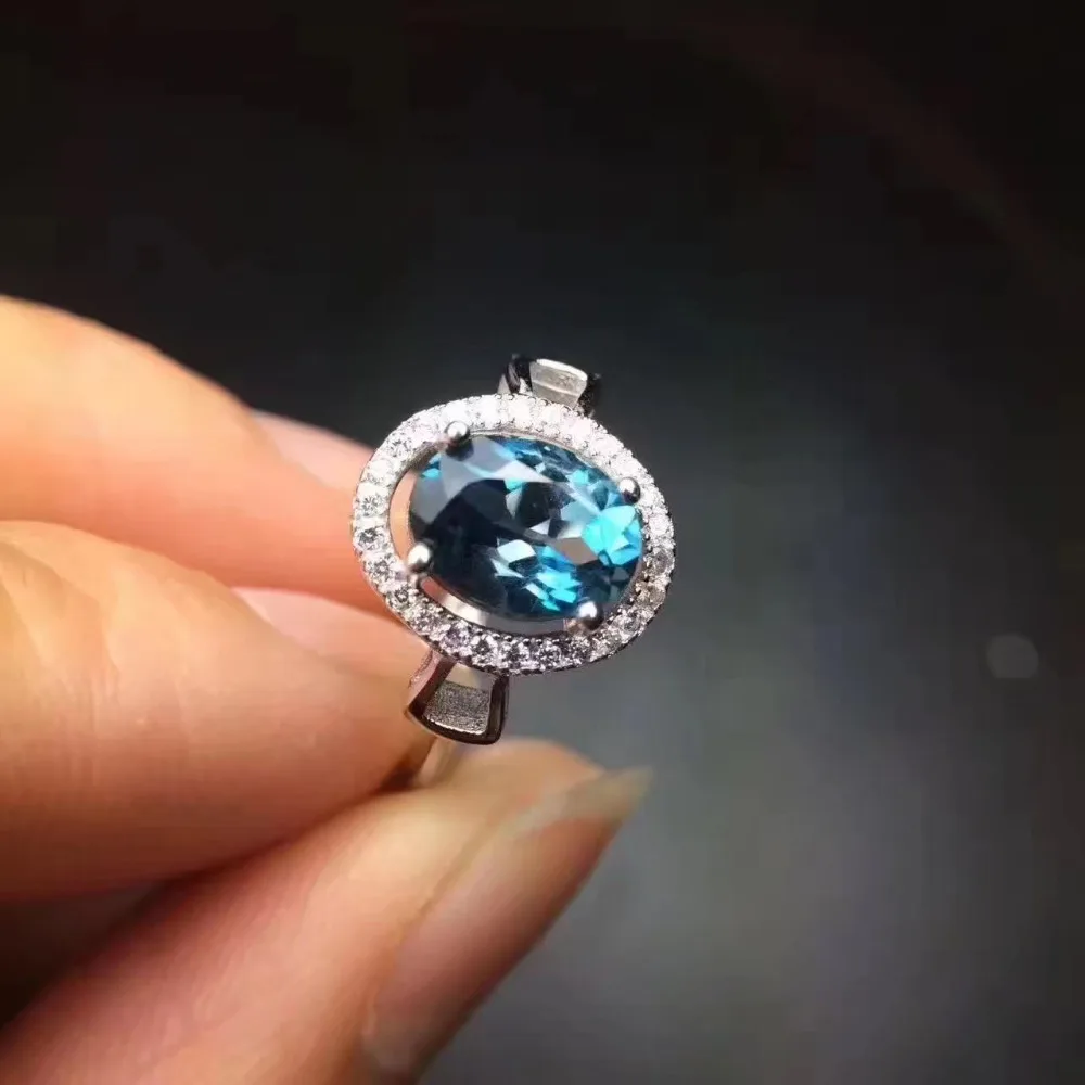 Женское кольцо из серебра 925 пробы с натуральным голубым топазом 6 х8 мм |
