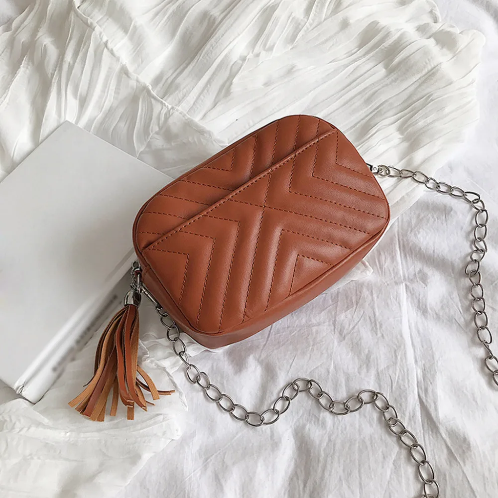 Женская однотонная сумка-мессенджер на молнии с кисточками 4 вида цветов через