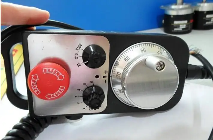 Импульсный генератор с ЧПУ 6 осевой MPG подвесной маховик и аварийная остановка