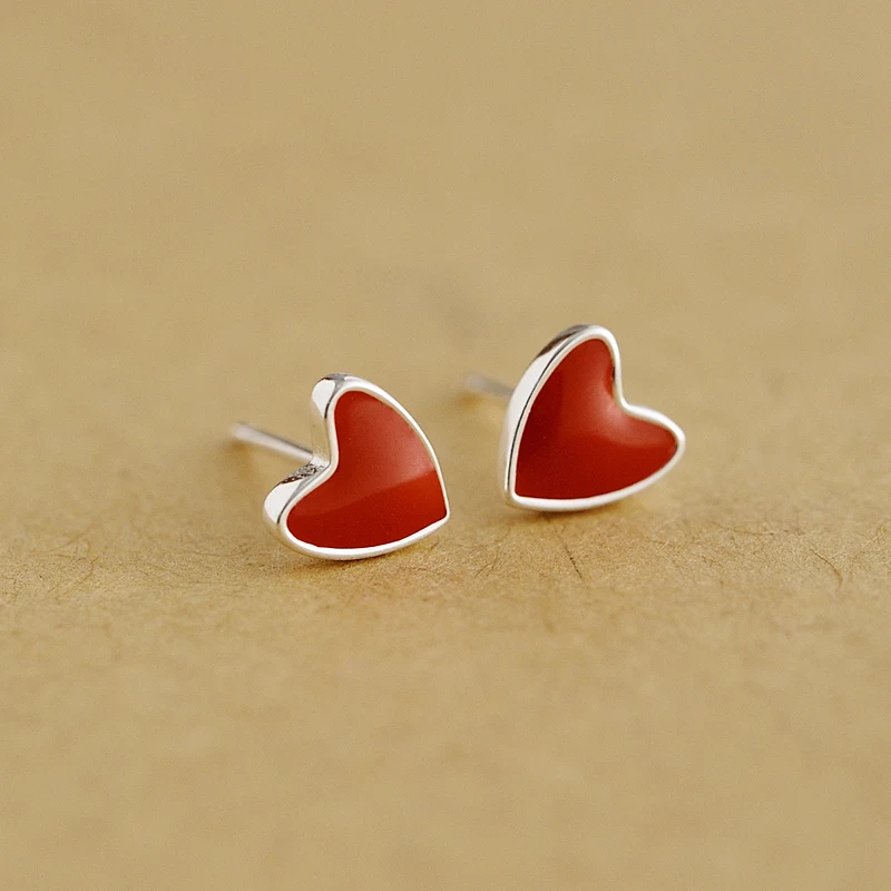 Серьги-гвоздики с маленькими красными сердечками из эмали асимметричные серьги