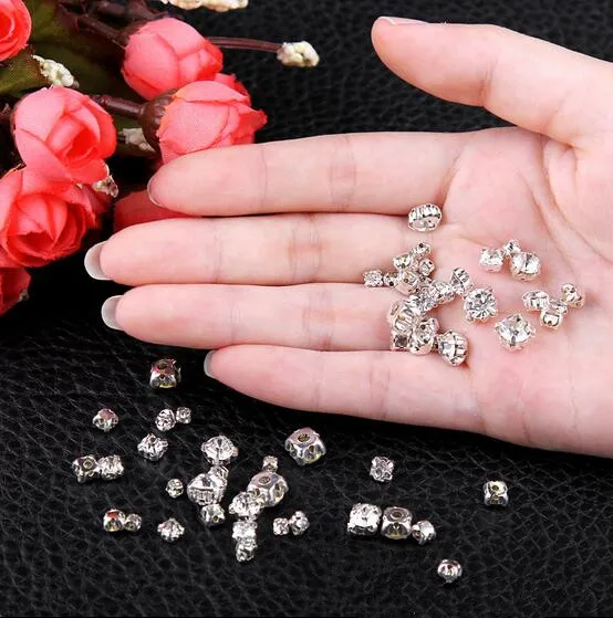 Стразы стеклянные в виде камней серебристые с прозрачными кристаллами пришивные