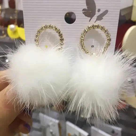 

Эксклюзивные женские блестящие серьги Charmcci ручной работы, супер милая девочка, круглые серьги-гвоздики с помпоном из меха норки, меховые се...