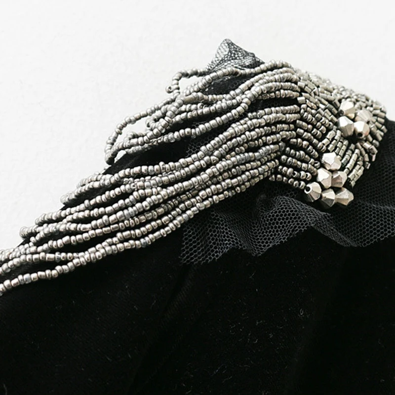 Боди черного цвета с v-образным вырезом и бисером на плечах сексуальный бархатный