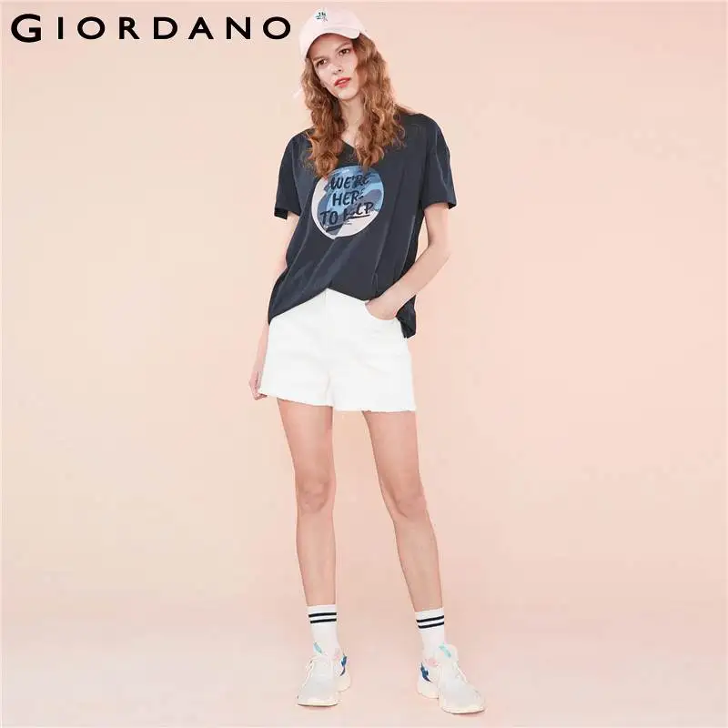 Giordano .женская футболка с v-образным вырезом воротника так же имеется печатный