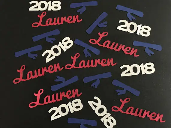 

Пользовательское имя класса 2018 Diplmoas Выпускной Confettis на встречу выпускников Настольный Декор Скрап рассеивает вечерние decoartions