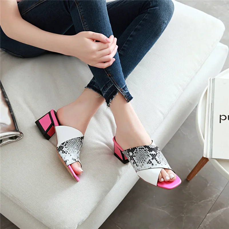 Женские босоножки с квадратным носком FEDONAS черные из искусственной кожи принтом