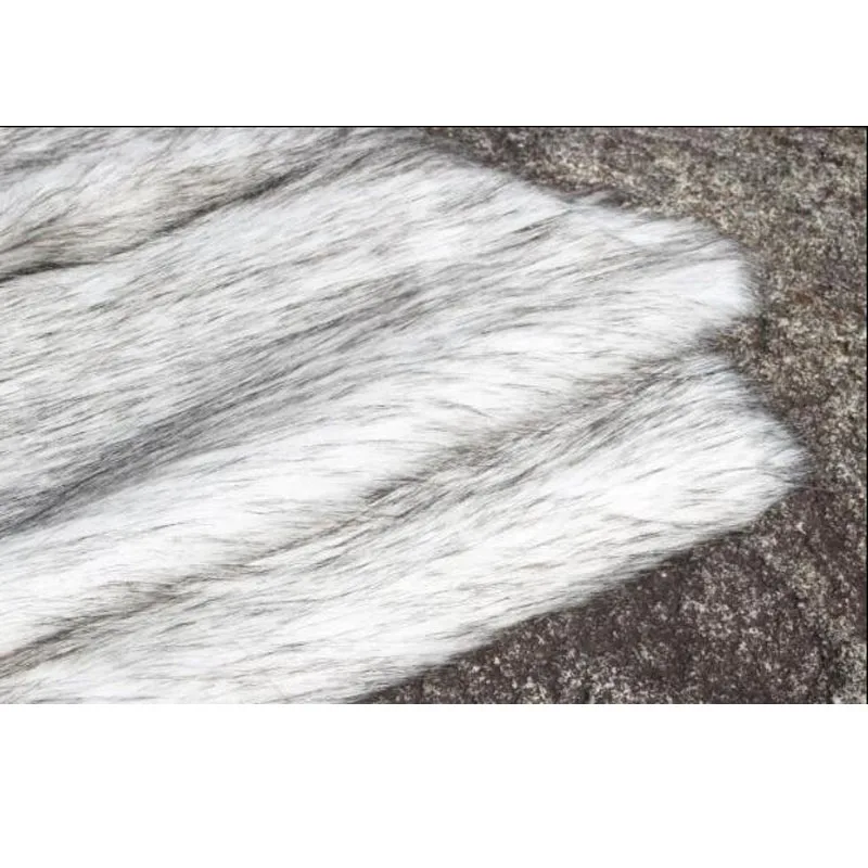 Хорошая ткань из искусственного меха черно-серого цвета с ворсом длиной 4-5 мм, подходящая для изготовления воротников, декоративных элементов одежды и других ремесел.