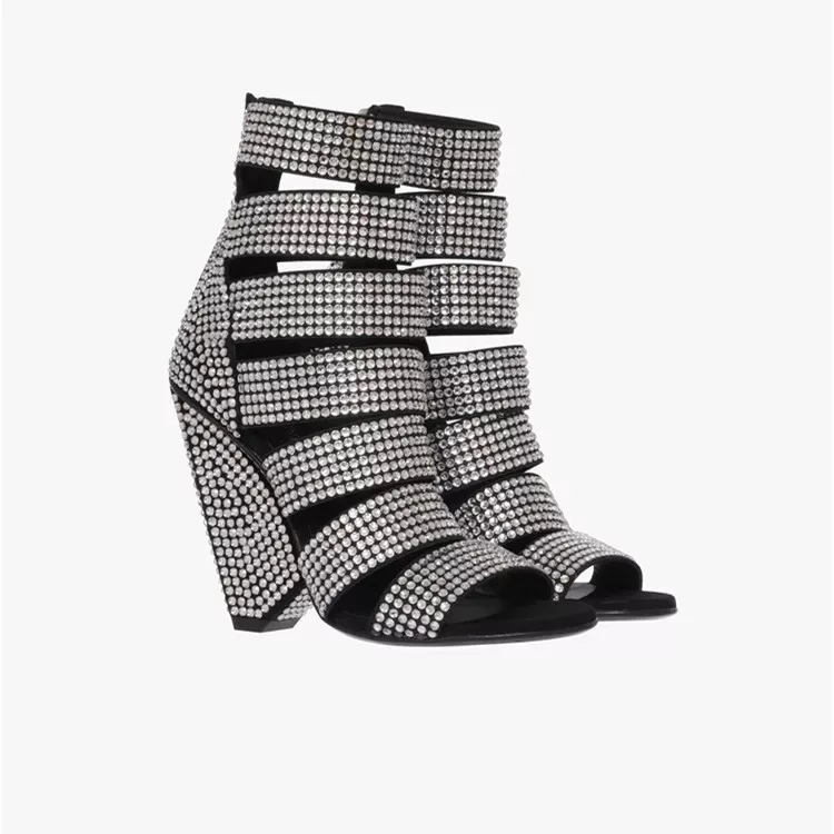 Женские туфли на высоком каблуке серебристые со стразами с ремешком щиколотке