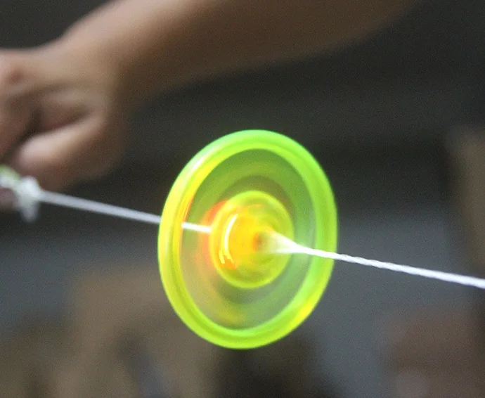 Светящиеся провода-потянув ветро-огненное колесо люминесценции свисток