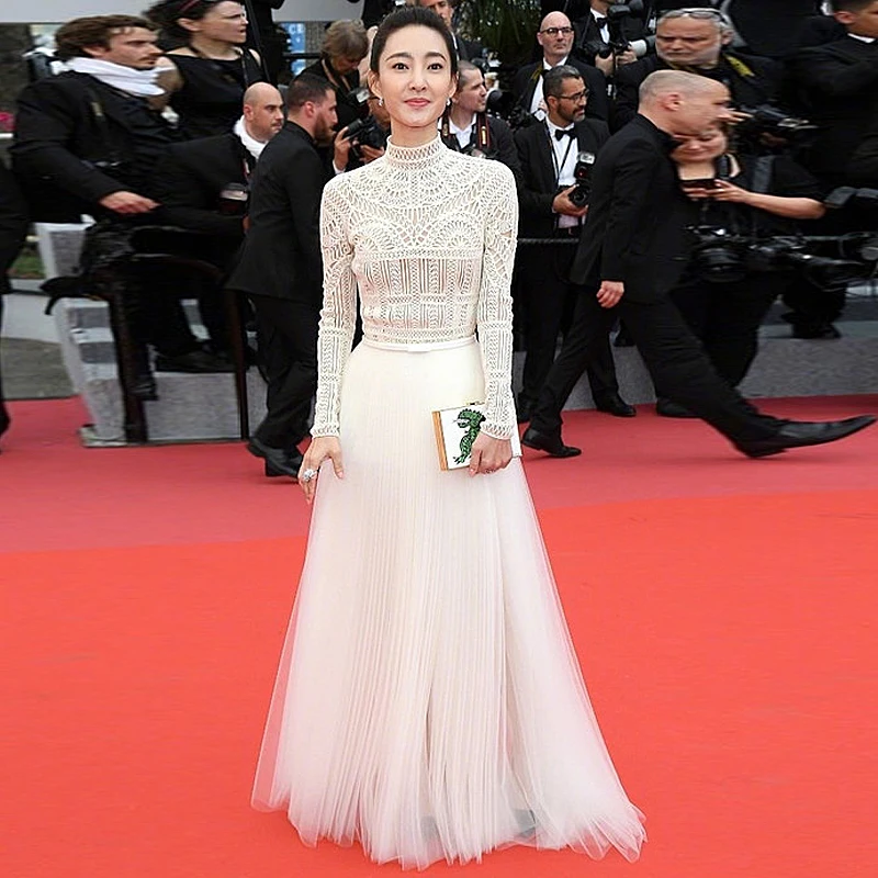 Женское длинное модельное платье белое винтажное элегантное с длинным рукавом