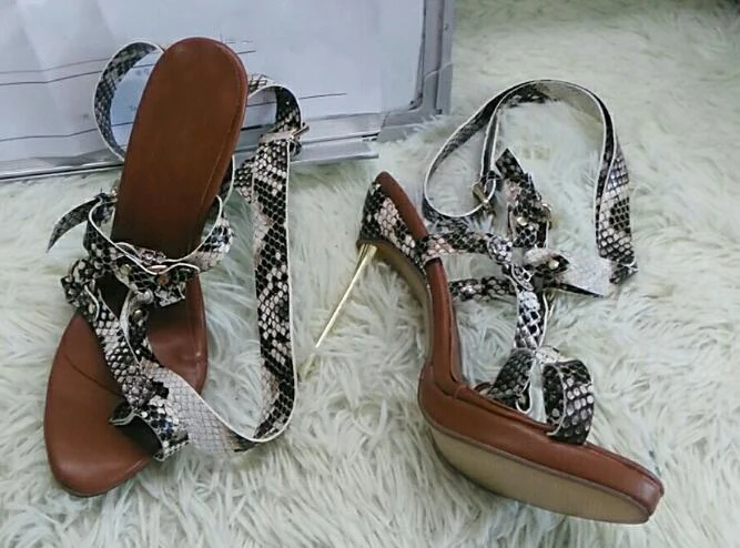 Бесплатная доставка босоножки на высоком металлическом каблуке золотистого