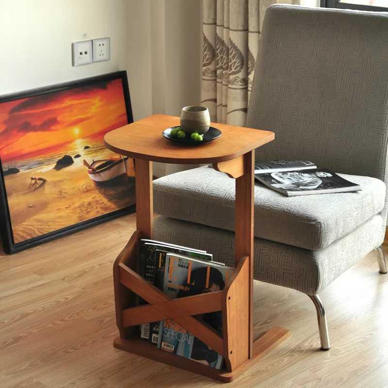 Европейская сторона несколько. Чайный столик для телефона в гостиной. Кровать