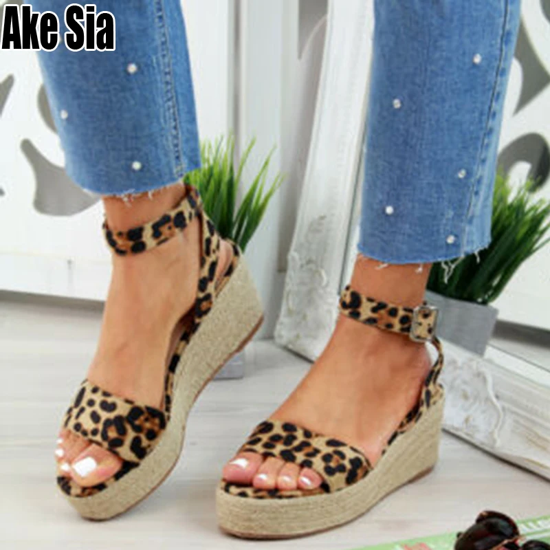 Летние модные женские туфли на танкетке увеличивающие рост повседневные