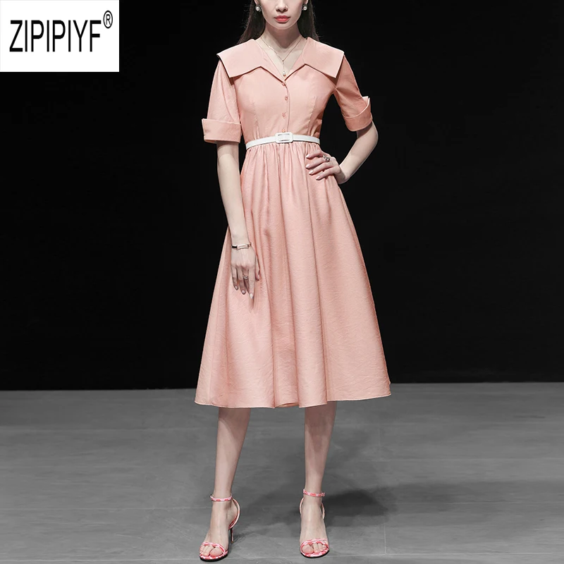 Женское однобортное платье трапециевидной формы в полоску с отложным воротником