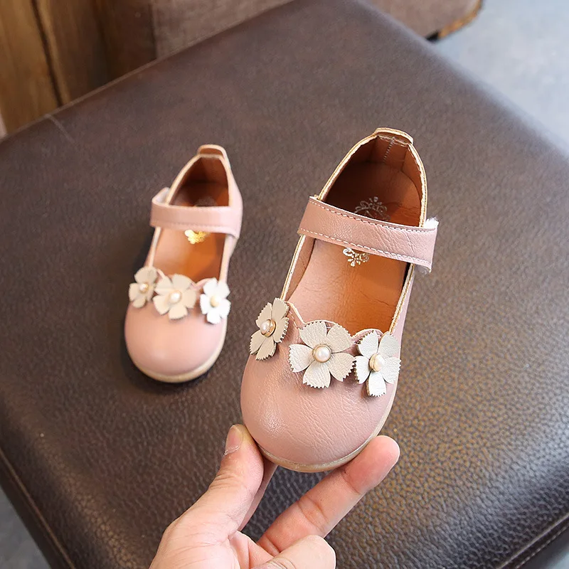Обувь для маленьких девочек украшенная цветами на плоской подошве танцев
