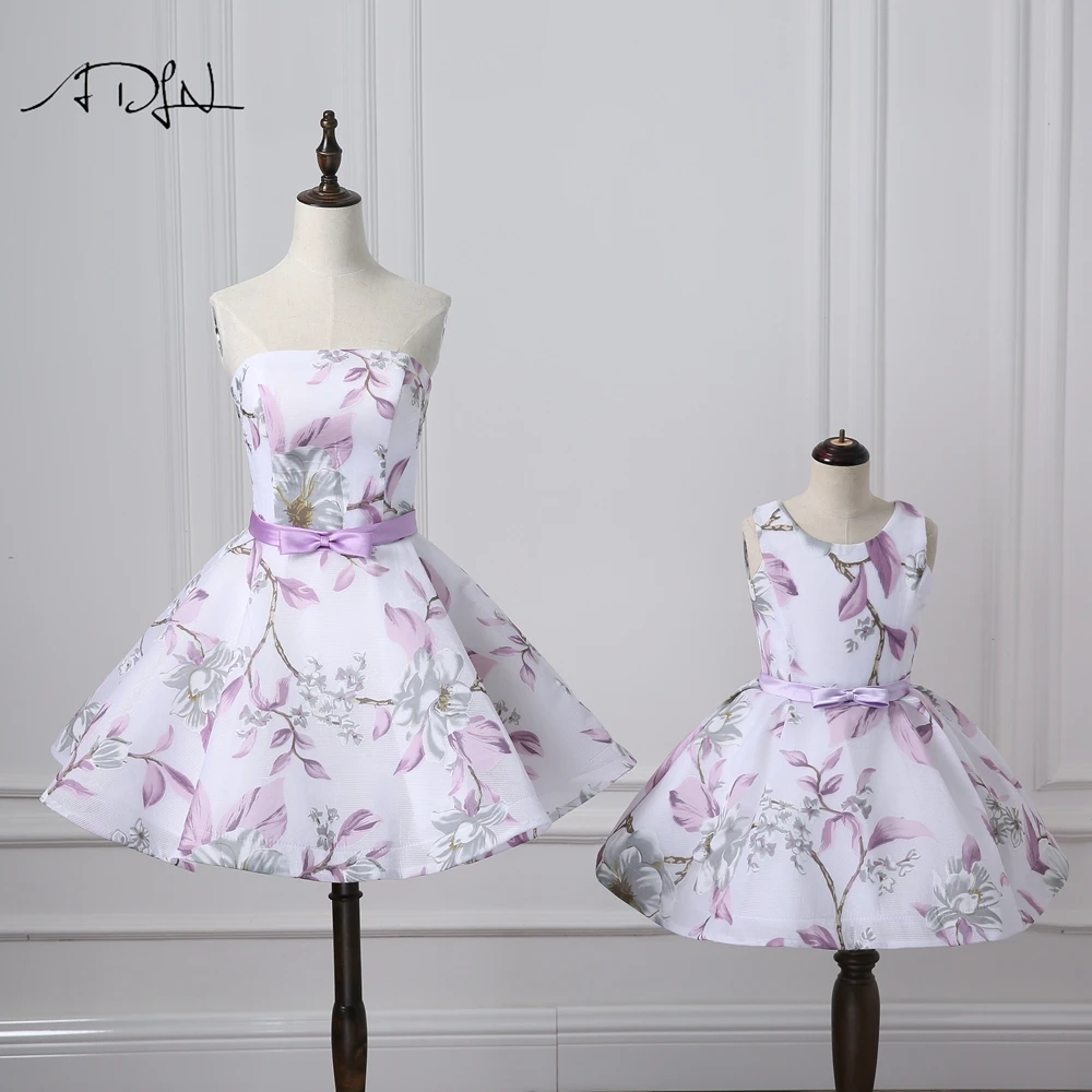 Женское платье без бретелек ADLN короткое вечернее с цветочным принтом для матери