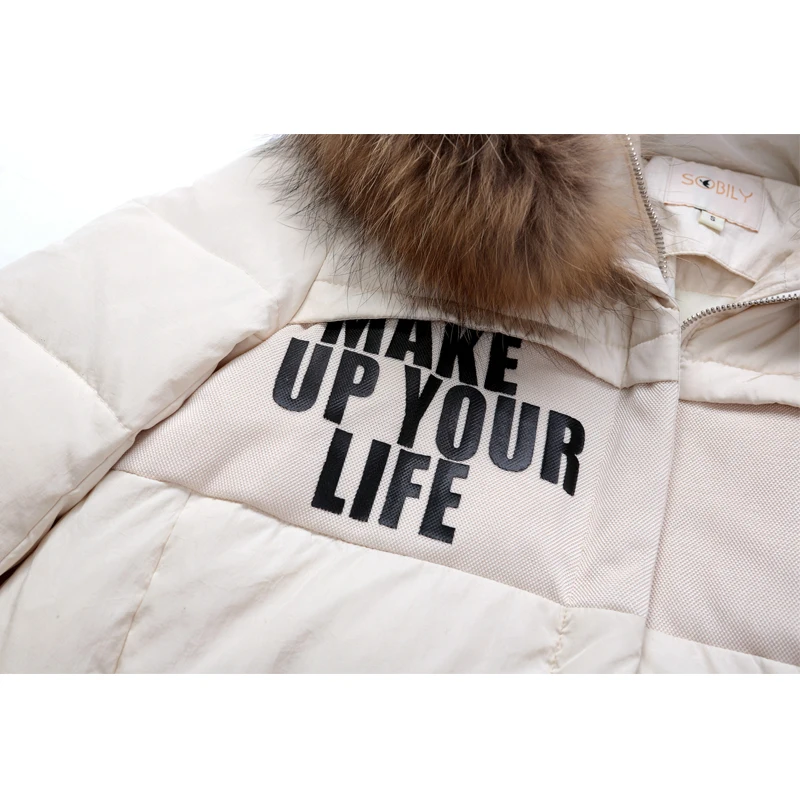 Женская зимняя куртка белая парка с капюшоном и меховым воротником из меха енота