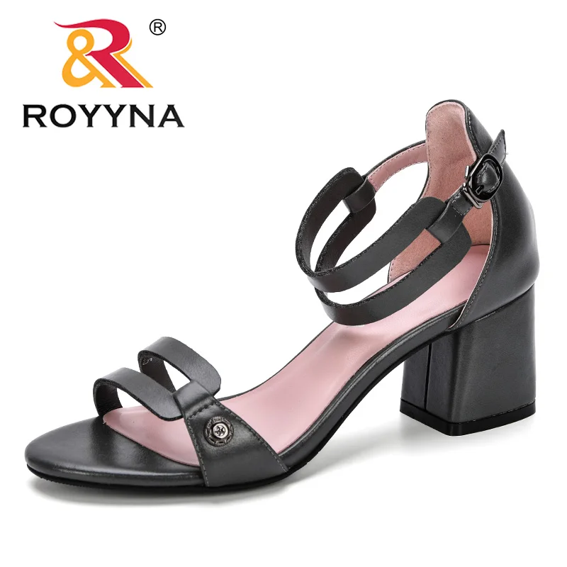 Dark grey ROYYNA/Новинка года; Дизайнерские летние босоножки для женщин; Модные женские удобные босоножки; вечерние туфли на высоком каблуке с открытым носком - Цвет: Dark grey