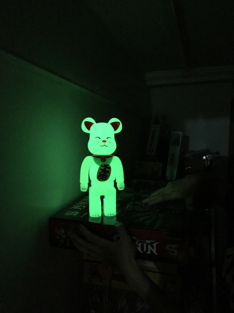 Лидер продаж виниловая кукла Bearbrick 400% 28 см светящаяся фигурка кота удачи из ПВХ