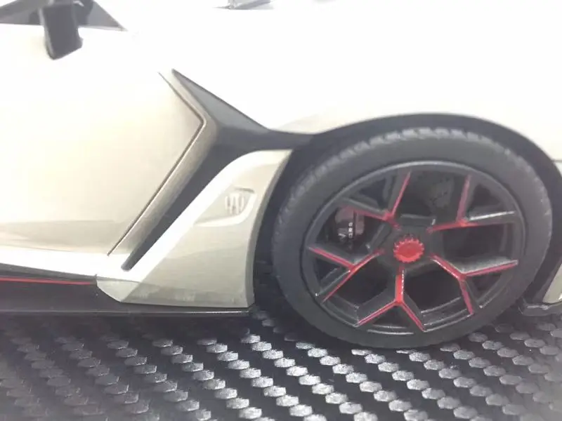 Полимерная модель автомобиля SophiArt WMOTORS Lykan Fenyr HyperSport 1:18 (серебристый) + небольшой