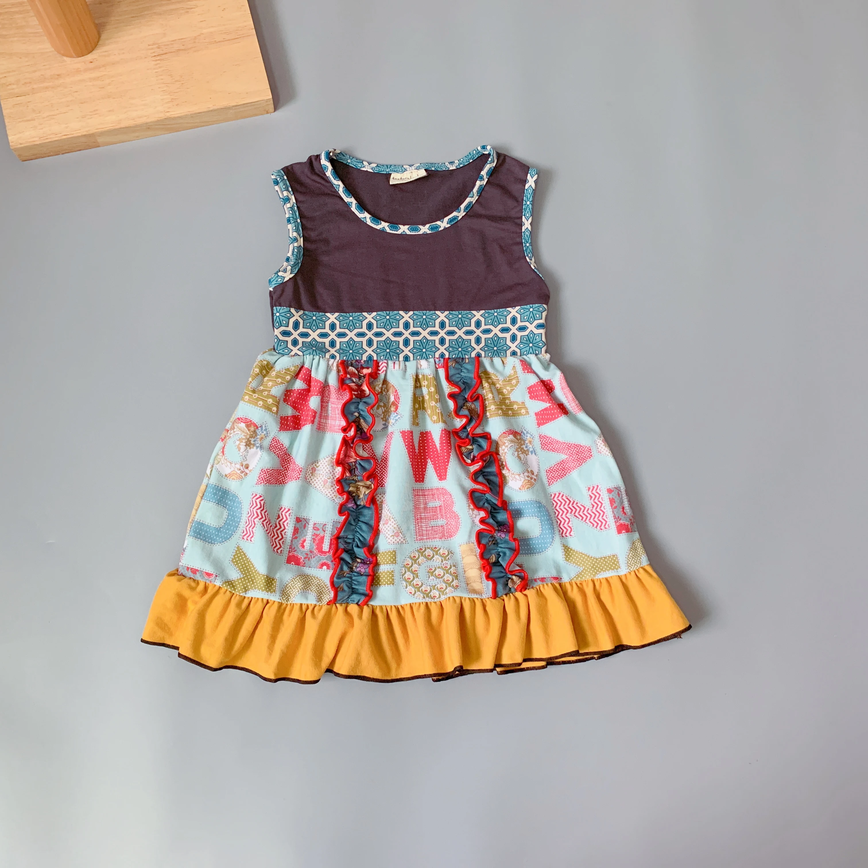 Летнее темно-серое классическое дизайнерское платье с оборками и буквами