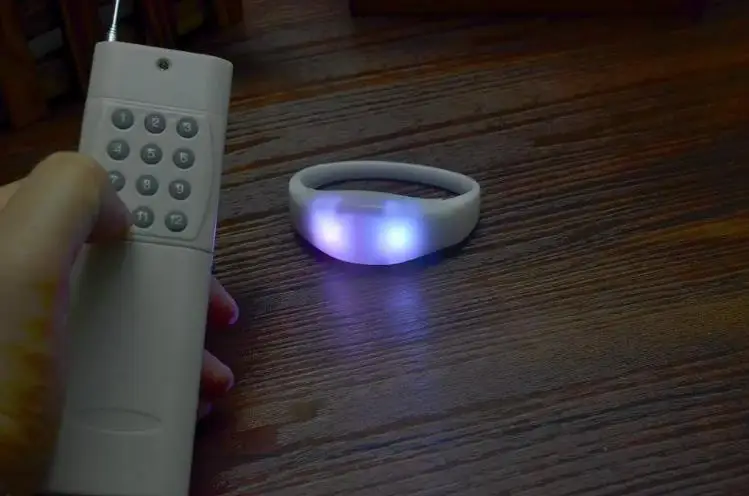 Браслеты со светодиодной вспышкой меняющие цвет RGB с пультом дистанционного