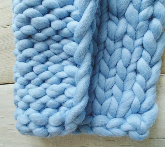 Небесно-голубое гигантское мини-одеяло из органической шерсти ручной вязки для