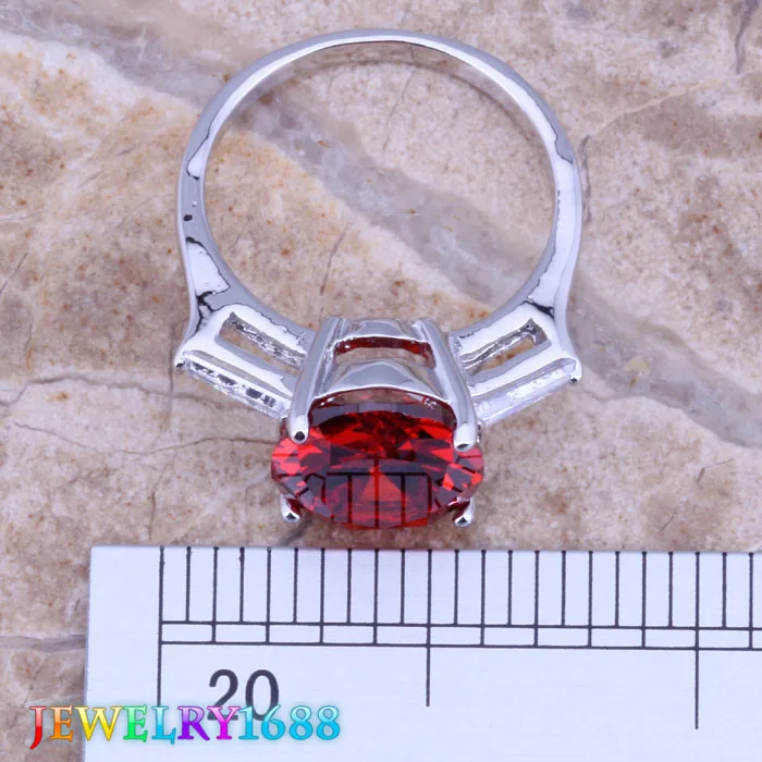 Очаровательное кольцо с красным гранатом и белым кубическим цирконием
