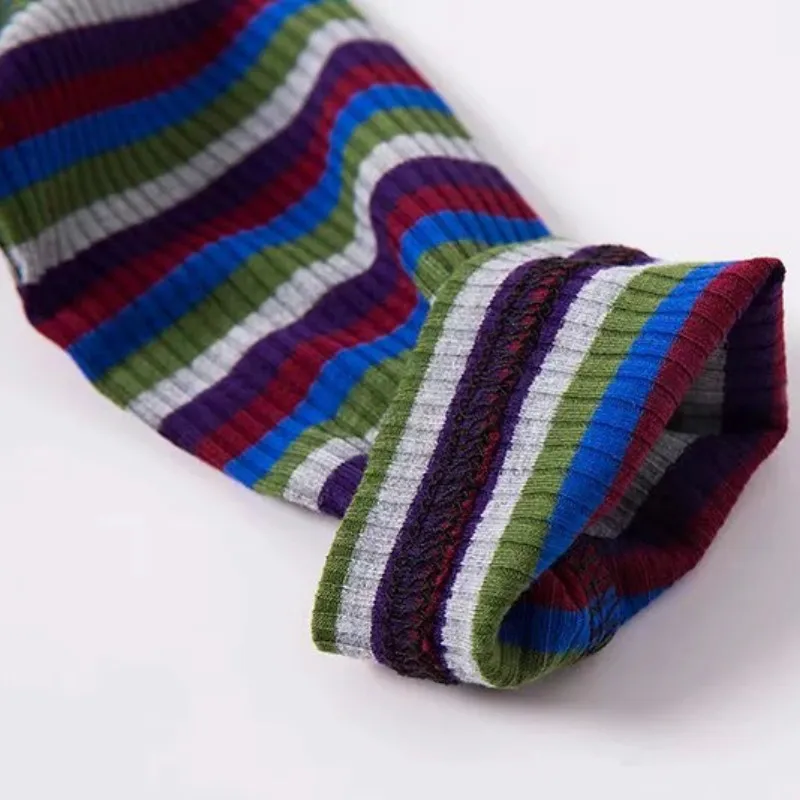 Женский трикотажный свитер в полоску облегающий с высоким воротом и длинным