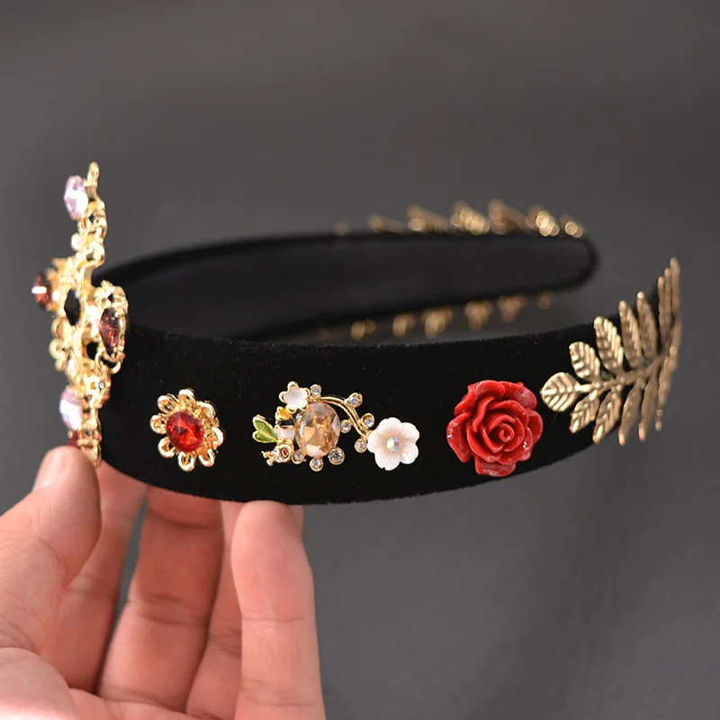 Женская повязка на голову с драгоценными камнями и жемчугом |