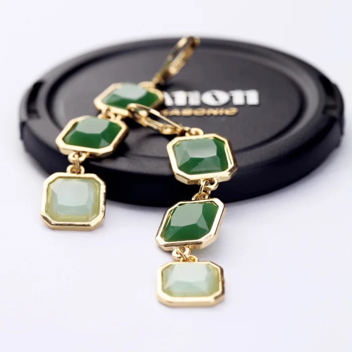 Антикварные ювелирные изделия золотого цвета инкрустированные кристаллами